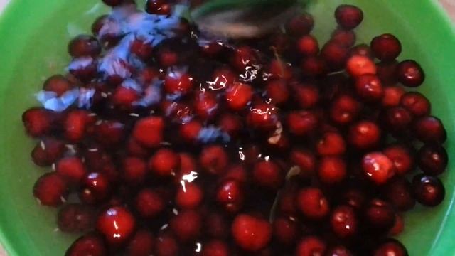 Лайфхак. Как достать червяков из черешни,не разламывая ее. смотреть онлайн