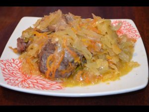 Тушеная капуста с мясом в мультиварке.