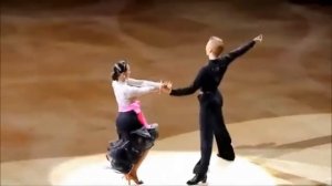 Старушка не спеша дорогу перешла...