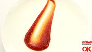 Подача соуса на тарелке с помощью ложки | Serving sauce on a plate with a spoon
