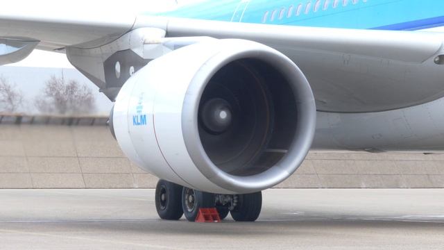 KLM Airbus A330 Full Power Engine Run CF6-80E close up смотреть онлайн