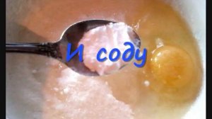 Пирог -манник с яблоками, испеченный на сковородке