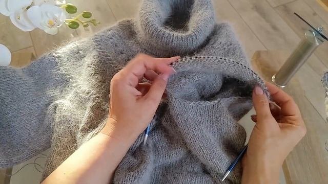 Серый свитер 