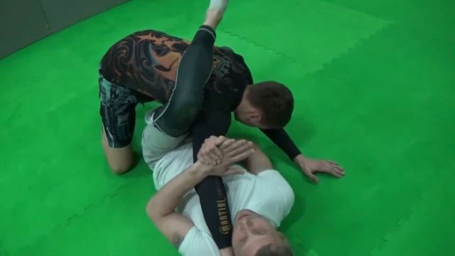 Простейший в исполнении болевой приём / Болевой на локоть / из положения закрытый гард смотреть онлайн