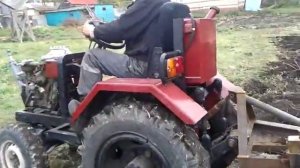 Самодельный трактор с плугом. Пашем участок.
