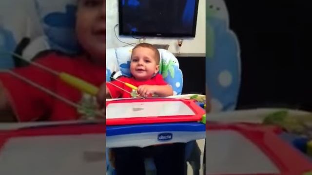 Роберт рисует на магнитной доске смотреть онлайн