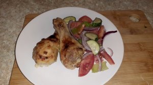 Куриные ножки запеченные в духовке и овощной салат.