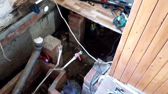 Санузел в деревянном доме 2-я часть. демонтаж перегородок, пола. опалубка, столбы, утепление плиты.