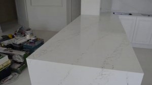 Столешница из искусственного камня на кухне + фартук