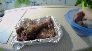 Запеченое в духовке мясо говядины на кости
