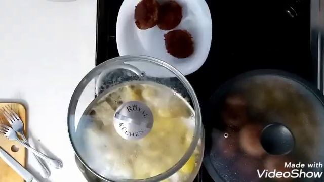 Картофельное пюре с куриными котлетами и подливой
