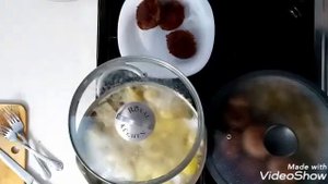 Картофельное пюре с куриными котлетами и подливой