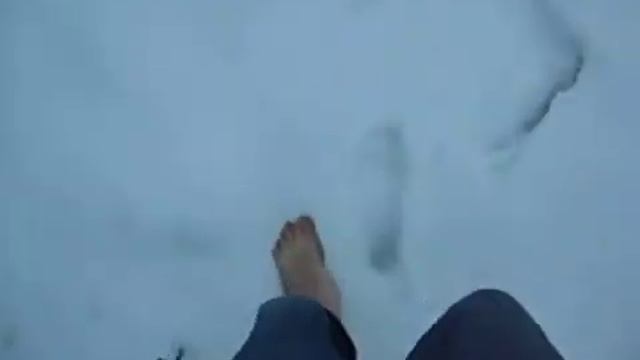 ЖИЗНЬ В СЕЛЕ БОСИКОМ ПО СНЕГУ смотреть онлайн