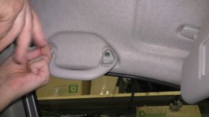 Как снять потолочную ручку салона VW Polo 2001-2009 - removing the ceiling handle