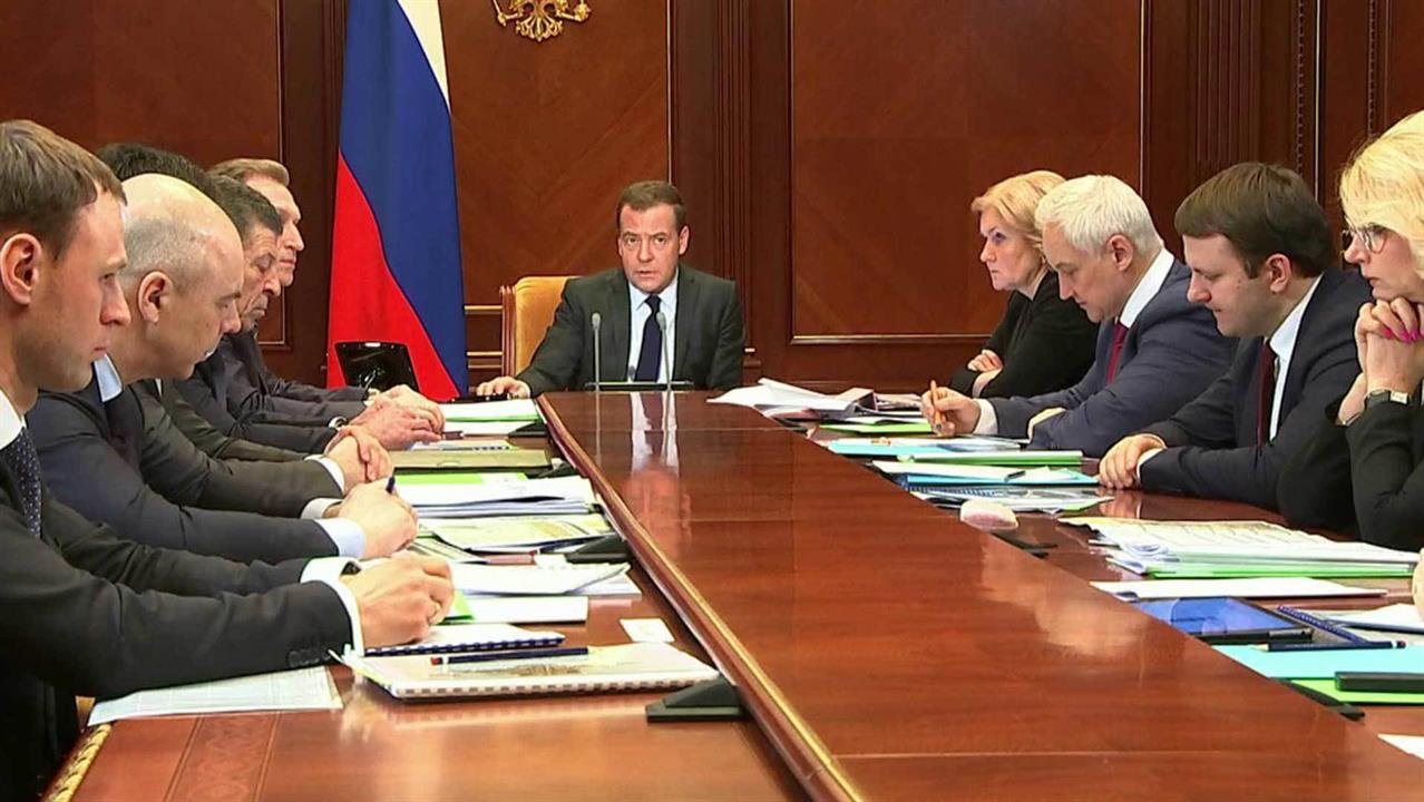 Дмитрий Медведев провел совещание по улучшению системы налогообложения РФ