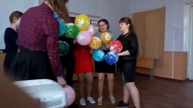 Конкурсы девочки. Три фигуры из шариков смотреть онлайн