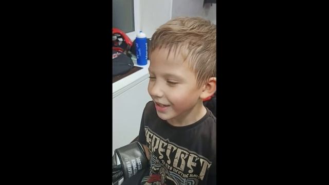 Реутов, клуб Пересвет   Выпал первый снег и Жорик Русин хочет кинуть снежок в Ваню Морозова смотреть онлайн