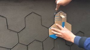 Креативная идея декора с цемента и песка на бетонной стене