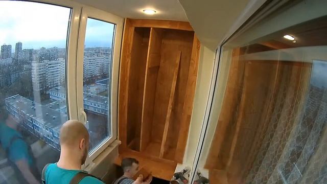 встроенный шкаф на балконе из массива