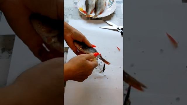 Быстро чистить окуня, это просто. смотреть онлайн