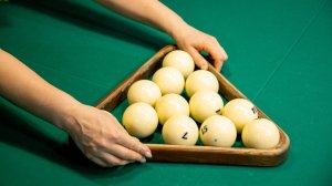 Решается исход финального поединка по бильярду на чемпионате мира в Сургуте