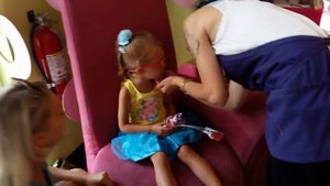 Ане прокалывают ушки (1)