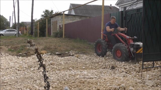 Мотоблок МТЗ с самодельным адаптером. Ровняем щебенку самодельным бульдозерным оборудованием. смотреть онлайн