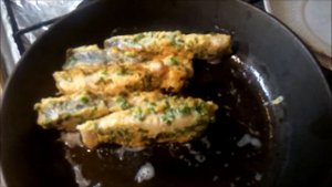 Жареная рыба белый амур с зеленым луком)