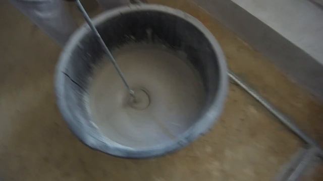Недорогой ремонт в комнате своими руками. Выравниваем полы наливным полом. Кладём паркетную доску.