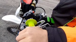 Обучательное видео!! Как правильно тронуться на питбайке????