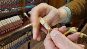 Впервые - спасение молоточков пианино , полностью изношенных, самый простой  способ.