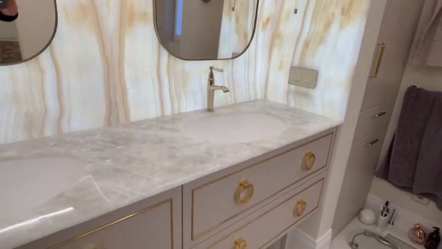 Камень в интерьере с подсветкой в Москве и России на заказ от The Stone Collection (Оникс Ivory)