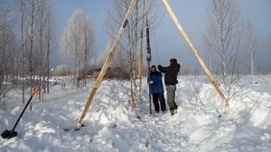 забиваем трубы для забора