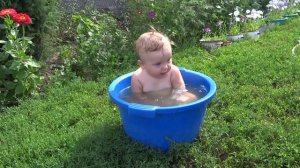 Самый лучший бассейн.Купание в тазике.