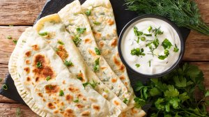 Кутабы с щавелем, творогом и соусом из запеченных овощей