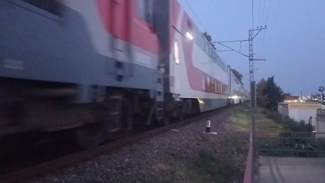 Электровоз ЭП20-021 с фирменным поездом "Северная Пальмира" №036 "Адлер-Сакнт-Петербург". смотреть онлайн