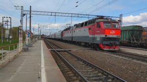 Железная дорога. Электровоз ЧС7-005 с поездом №015Я Архангельск-Москва на 15 минут опаздывает.
