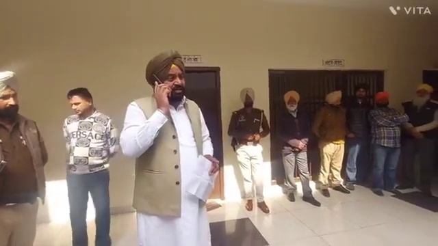 Corrupt Punjab Police ASI caught and running away! смотреть онлайн