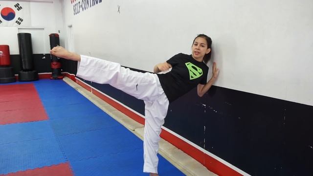 How to Do Multiple Kicks Without Putting Your Foot Down | Samery Moras Taekwondo смотреть онлайн