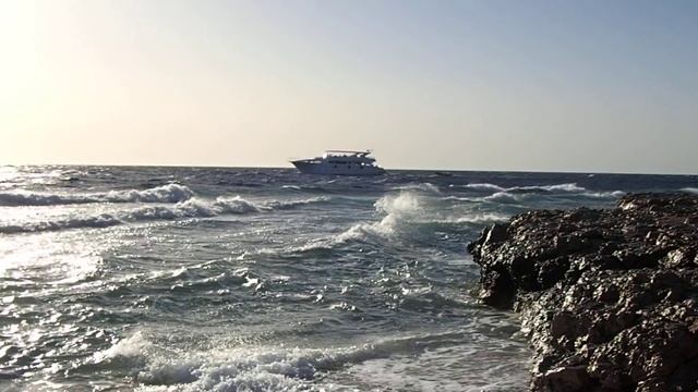 заход в море на риф на диком пляже в Пирамизе Сахл Хашиш смотреть онлайн