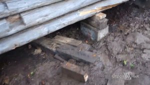 подъём дома с использованием шпал и блоков
