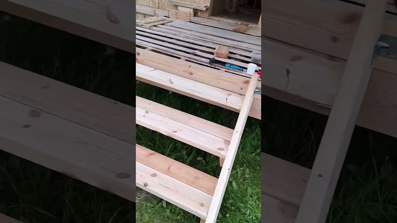 сделал лестницу на крыльцо из остатков пиломатериала #своядача #сипдом #стройка #строимдом смотреть онлайн