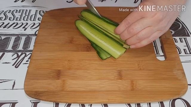 Очень простой салат со свежим огурцом и слабосоленой семгой!