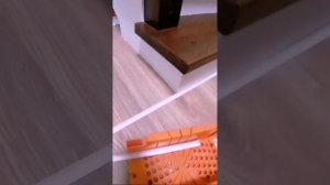 Шпаклюю лестницу на второй этаж, подступёнок крашу белой краской.