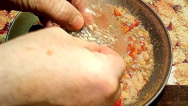 Запах чеснока под крышкой убережет ваши продукты от прокисания в холодильнике. смотреть онлайн