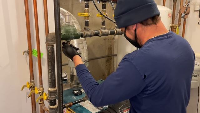 How to Professionally Replace Expansion Tank & Auto Air Vent on Burnham ES26 Gas Boiler смотреть онлайн