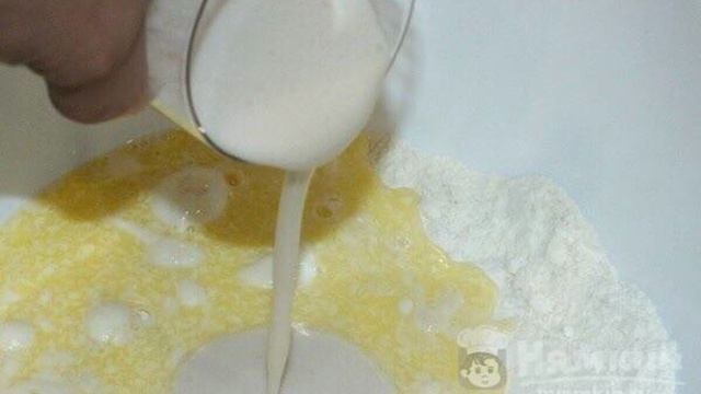 Жареные дрожжевые пончики на молоке