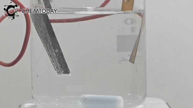 РАСТВОРЯЕМ МЕТАЛЛЫ ЭЛЕКТРИЧЕСТВОМ! Электролиз с растворимым анодом. смотреть онлайн