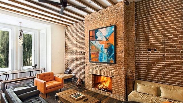 современный интерьер гостиной в кирпичном доме