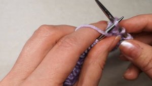 №162 Объемный и эластичный узор  КОЛОСОК  спицами на основе резинки   Для вязания шапки